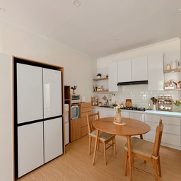Dream Kitchen yang prosesnya begitu penuh perjalanan. Karena dari awal, kitchenku ini adalah kitchen yang ‘apa adanya’ dibuat oleh kontraktor developer. Dulu pun aku belum paham kemauanku seperti apa, tema rumahku seperti apa.
Seiring berjalannya waktu, aku gemar sekali menonton vlog-vlog Korea. Maka aku adopsi styling dari rumah-rumah di sana.
Untuk pemilihan material yang sesuai dengan fungsi dan estetika, aku sengaja pelan-pelan berproses supaya tahu mana kebutuhan yang sesuai di rumah.
Material, peralatan dapur dan barang dekoratif yang digunakan di dapurku lumayan banyak. Contohnya kitchen appliances yang looknya aku pilih sesuai dengan tema rumah. Materialnya kitchen kebanyakan dari HPL dan plywood. Barang dekoratif yang aku pakai ada vase, reed diffuser, tanaman palsu. 
Biasanya aku menemukan inspirasi dari pinterest dan juga tetangga onlineku 😍
Cara menetapkan budget pasti relatif berbeda, tapi yang jelas selalu ukur dan hitung kebutuhan temen-temen di rumah. Karena ngga selalu sama kan setiap kebutuhan dan kebiasaan. Perlahan tabung sedikit demi sedikit, baru kalau sudah sesuai bisa dieksekusi 😍
Tips dari aku: Selalu tentukan tema di awal. Supaya ke depannya ngga bingung mau diisi seperti apa. Dream kitchen pun ngga perlu pakai material mahal kok, contohnya aku ini di bagian top table hanya makeover dengan menggunakan PVC sticker yang cukup affordable. 
#MyDreamKitchen #IdeDekorDapur #DapurEstetik #homeinspo #homedecor #homedecoration #kitchen #customfurniture #homeinspiration #homesweethome #homeideas #instahome #instadecor #desainrumah #desainrumahminimalis #rumahkecil #inspirasirumah #inspirasirumahmungil #tinyhome #smallhouse