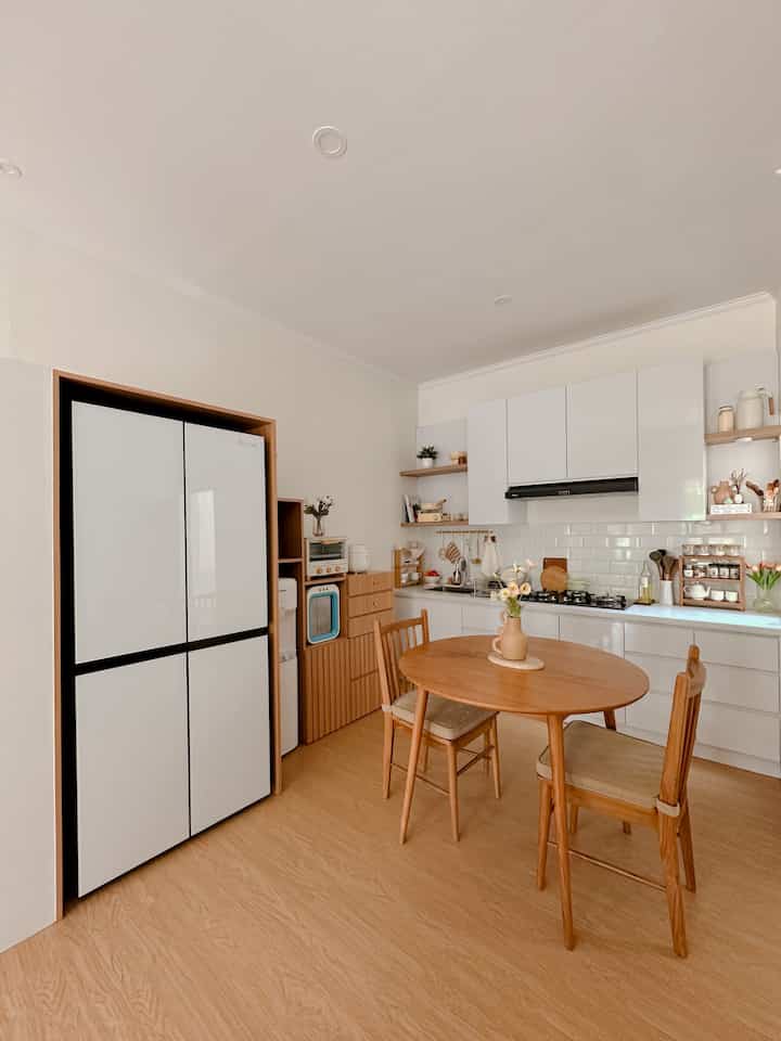 Dream Kitchen yang prosesnya begitu penuh perjalanan. Karena dari awal, kitchenku ini adalah kitchen yang ‘apa adanya’ dibuat oleh kontraktor developer. Dulu pun aku belum paham kemauanku seperti apa, tema rumahku seperti apa.

Seiring berjalannya waktu, aku gemar sekali menonton vlog-vlog Korea. Maka aku adopsi styling dari rumah-rumah di sana.

Untuk pemilihan material yang sesuai dengan fungsi dan estetika, aku sengaja pelan-pelan berproses supaya tahu mana kebutuhan yang sesuai di rumah.

Material, peralatan dapur dan barang dekoratif yang digunakan di dapurku lumayan banyak. Contohnya kitchen appliances yang looknya aku pilih sesuai dengan tema rumah. Materialnya kitchen kebanyakan dari HPL dan plywood. Barang dekoratif yang aku pakai ada vase, reed diffuser, tanaman palsu. 

Biasanya aku menemukan inspirasi dari pinterest dan juga tetangga onlineku 😍

Cara menetapkan budget pasti relatif berbeda, tapi yang jelas selalu ukur dan hitung kebutuhan temen-temen di rumah. Karena ngga selalu sama kan setiap kebutuhan dan kebiasaan. Perlahan tabung sedikit demi sedikit, baru kalau sudah sesuai bisa dieksekusi 😍

Tips dari aku: Selalu tentukan tema di awal. Supaya ke depannya ngga bingung mau diisi seperti apa. Dream kitchen pun ngga perlu pakai material mahal kok, contohnya aku ini di bagian top table hanya makeover dengan menggunakan PVC sticker yang cukup affordable. 

#MyDreamKitchen #IdeDekorDapur #DapurEstetik #homeinspo #homedecor #homedecoration #kitchen #customfurniture #homeinspiration #homesweethome #homeideas #instahome #instadecor #desainrumah #desainrumahminimalis #rumahkecil #inspirasirumah #inspirasirumahmungil #tinyhome #smallhouse