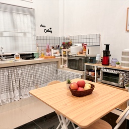 Sebenarnya bukan dapur impian. Karena masih ngontrak jadi memutuskan untuk tidak memasang kitchen set dan mutar otak gimana caranya dekor dapur low budget tapi terlihat rapi dan aesthetic. Yang punya case yang sama dengan aku semoga dekor dapur ini menginspirasi ya 😉
#MyDreamKitchen 
#IdeDekorDapur 
#DapurEstetik