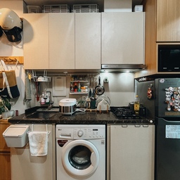 Kitchen ini ga terlalu banyak diapa2in sih. Karena sizenya cukup compact. Aku selalu berusaha menata dapurku biar tetep rapi dengan penggunaan rak bumbu dan menggantung alat2 dapur seperti panci dan talenan di tembok agar tidak makan tempat. Selain itu aku juga menggunakan keranjang2 organizer di atas kitchen untuk menyimpan barang2 yang jarang dipakai. Dengan begini semuanya terlihat rapi dan punya tempatnya masing2. 
#MyDreamKitchen
#IdeDekorDapur
#DapurEstetik
#TinyKitchen
#KitchenOrganizer