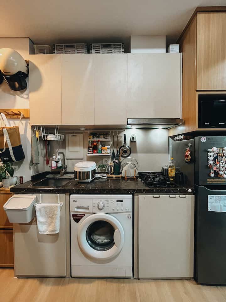 Kitchen ini ga terlalu banyak diapa2in sih. Karena sizenya cukup compact. Aku selalu berusaha menata dapurku biar tetep rapi dengan penggunaan rak bumbu dan menggantung alat2 dapur seperti panci dan talenan di tembok agar tidak makan tempat. Selain itu aku juga menggunakan keranjang2 organizer di atas kitchen untuk menyimpan barang2 yang jarang dipakai. Dengan begini semuanya terlihat rapi dan punya tempatnya masing2. 

#MyDreamKitchen
#IdeDekorDapur
#DapurEstetik
#TinyKitchen
#KitchenOrganizer