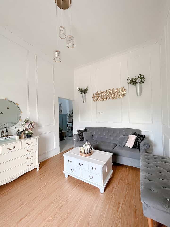 Living room dirumah #livingroomstyling
#dekorlivingroom
#livingroommakeover

Di living room rumah yasmine aku mix match warna abu abu dan putih dengan gaya american classic. Aku suka sekali rumah rumah classic. Furniture putih kayu solid dan cat duco putih membuat furniture nya tahan lama bahkan berpuluh puluh tahun.  #Homedecor #dekorasirumah #homeinspiration #homeideas #interiorstyling #rumahcantik #desainrumah #inspirasirumah #desainrumahminimalis #desainrumah #rumahminimalis  #vintagehome #modernfarmhouse #americanclassic