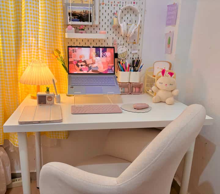 Warm ambience 💛🧡
Ya beginilah aku menata sudut produktivitas agar terlihat aesthetic. Untuk mewujudkan suasana ini kuncinya dipemilihan item untuk mengias ruang kerja. Aku memilih lampu korea yang warna lampunya white warm. Untuk meletakkan barang aku juga memasang papan dinding dari IKEA juga rak mini di atas meja.

#workdeskstyling
#dekorruangkerja
#ruangkerjamakeover