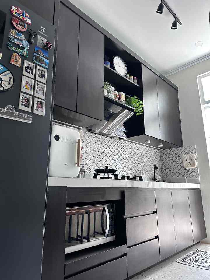 • Dream Kitchen •

Hello, O!House friends, dream kitchen versiku adalah kitchen yang simpel, fungsional, tahan lama dan easy maintenance. Karena itu aku menggunakan meja cor dan bahan ACP (Aluminum Composite Panel) untuk kitchen cabinetnya. Bahan ACP sudah anti rayap, anti jamur/ lembab, dan ketahanannya dijamin hingga vendor berani memberikan garansi 20tahun.

Untuk budget, kabinet ACP dibandrol 4juta per meter lari (2021) dan naik menjadi 4,8juta per meter lari (2023). 

#MyDreamKitchen
#IdeDekorDapur
#DapurEstetik
#DapurMonokrom
#DapurHitamPutih