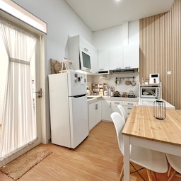 Dapur di sore hari…
Dapur yang menyatu dengan dining room dan tanpa sekat ke ruang keluarga seperti ini sangat memudahkan aku dalam bertugas. Aku bisa bekerja sambil tetap memantau situasi sekitar. Bisa memasak sambil sesekali ke laundry room untuk mencuci & menjemur baju, bisa sambil beres2, vacuum lantai, dll. Mengedit video pun sering aku lakukan di meja makan
Dari segi aspek fungsional, dapur ini memenuhi syarat sebagai ruang kerja untuk ibu rumah tangga yg multitasking tanpa ART seperti aku
3 tahun bukanlah waktu yang sebentar dalam mewujudkan dapur impian.. ada banyak proses yang dilalui dari mulai memasang vinyl, wallpanel, memasang dan membongkar lagi sticker dan wallsticker😅, 3x ganti meja makan, entah berapa kali ganti rak bumbu, dan 1x mengganti kitchen sink
Awalnya aku terinspirasi dari dapur2 di pinterest, dan juga item dekorasi dari ikea.. aku coba me mix n match sesuai dengan kenyamanan
Untuk mewujudkan dream kitchen memang butuh biaya dan harus bersabar, jangan sampai kita membeli barang2 yg malah bikin nyesel belakangan.. tunggu sampai menemukan yg bener2 cocok, kamu banget, fungsional, estetik dan pastinya siapin budget untuk barang yg pricey..
#mydreamkitchen
#idedekordapur
#dapurestetik
#kitchen 
#dapur 
#dapuridaman