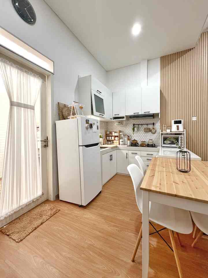 Dapur di sore hari…

Dapur yang menyatu dengan dining room dan tanpa sekat ke ruang keluarga seperti ini sangat memudahkan aku dalam bertugas. Aku bisa bekerja sambil tetap memantau situasi sekitar. Bisa memasak sambil sesekali ke laundry room untuk mencuci & menjemur baju, bisa sambil beres2, vacuum lantai, dll. Mengedit video pun sering aku lakukan di meja makan

Dari segi aspek fungsional, dapur ini memenuhi syarat sebagai ruang kerja untuk ibu rumah tangga yg multitasking tanpa ART seperti aku

3 tahun bukanlah waktu yang sebentar dalam mewujudkan dapur impian.. ada banyak proses yang dilalui dari mulai memasang vinyl, wallpanel, memasang dan membongkar lagi sticker dan wallsticker😅, 3x ganti meja makan, entah berapa kali ganti rak bumbu, dan 1x mengganti kitchen sink

Awalnya aku terinspirasi dari dapur2 di pinterest, dan juga item dekorasi dari ikea.. aku coba me mix n match sesuai dengan kenyamanan

Untuk mewujudkan dream kitchen memang butuh biaya dan harus bersabar, jangan sampai kita membeli barang2 yg malah bikin nyesel belakangan.. tunggu sampai menemukan yg bener2 cocok, kamu banget, fungsional, estetik dan pastinya siapin budget untuk barang yg pricey..


#mydreamkitchen
#idedekordapur
#dapurestetik
#kitchen 
#dapur 
#dapuridaman