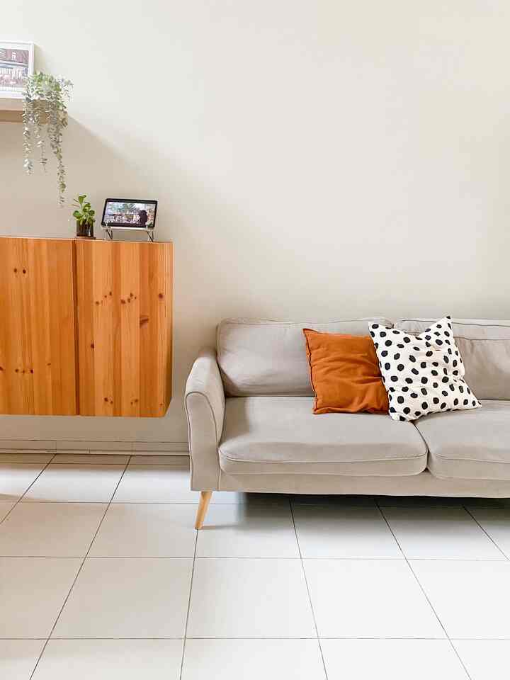 Living room dirumahku konsepnya simple dan minimalis.

Diruangan ini kami sering menghabiskan waktu untuk bersantai dan nonton bersama.

Untuk mempercantik ruangan aku menambahkan beberapa bantal disofa yang suka aku mix n match covernya.

#livingroomstyling
#dekorlivingroom
#livingroommakeover
#ruangtamu #ruangtamuminimalis #minimalislivingroom