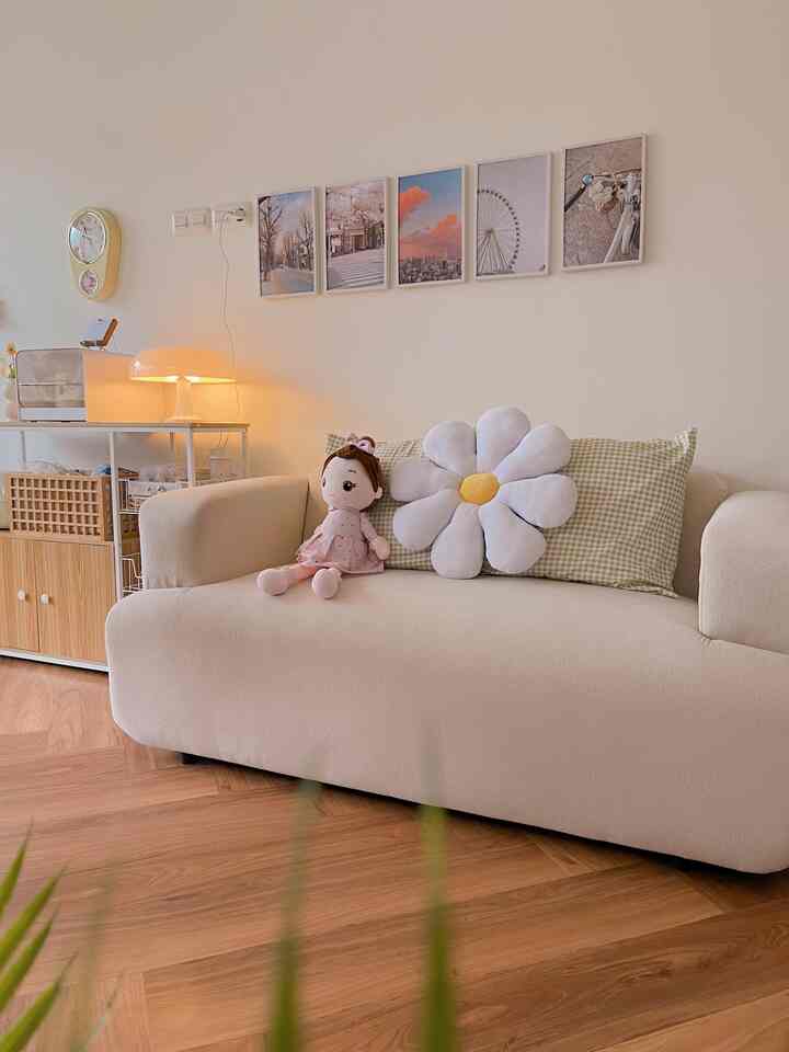 Living Room 

Living room yang jadi satu dengan area makan karena ruangan yang tidak begitu luas jadi living room ini menyatu dengan meja makan untuk dekorasi pada area living room tetap dengan tema korean house ya aku menerapkan 1 ruangan tapi bisa dipakai dalam semua suasana seperti living room ini menyatu dengan meja makan seperti ruangan pada rumah orang2 korea mereka memanfaatkan satu ruangan tapi bisa di isi dengan berbagai suasan & situasi ruangannya menyatu untuk dekorasi yg aku gunakan ada mini sofa aku pesen di meubel area sini aku pakai sarban sofa motif gingham ada bantal bunga daisy juga aku belinya online dan untuk dindingnya aku pakai walldecor gambar kota2 di korea 

#livingroomstyling
#dekorlivingroom
#livingroommakeover
#koreanhouse
#minimalis 
#aesthetic