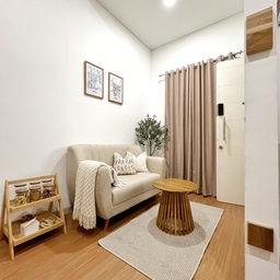 Living room saat malam hari…
Ambience living room di rumah riqata tetap mengandalkan warna2 neutral seperti white, wood, brown, cream dan juga sedikit sentuhan hijau..
Item dekorasi buat kedua living room aku pilih yang desainnya simple seperti sofa, karpet, walldecor, dan artificial flower
Selain pertimbangan desain dan warna, budget juga sangat menentukan.. jadi aku beli sesuai budget yg aku punya pada saat itu. Contoh Sofa L di ruang tengah beli dgn harga 5juta karena memang budget yg terkumpul adanya segitu, padahal kepengen beli sofa ikea yg harganya diatas 10 juta tapi yaa entah brp tahun lagi kebelinya, smoga ada rezeki😇jadi aku beli yg on budget krn urgent…
Semua item dekoratif ini mostly aku dapat referensi dan beli dari e-commerce 
#livingroomstyling
#dekorlivingroom
#livingroommakeover
#homedecor
#livingroom 
#ruangkeluarga
#ruangtamu
