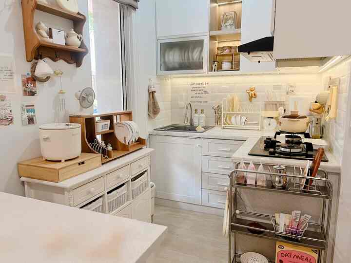 My Little Kitchen dengan perpaduan wood stainless & Creamy stuff, agar dapur terlihat luas dan tetap senada ala Korea home decor aku memadukan warna" ini dengan sentuhan cute doll bear & dog ala Kstyle #mydreamkitchen #idedekordapur #dapurestetik #dapur #dapurkecil #littlekitchen 