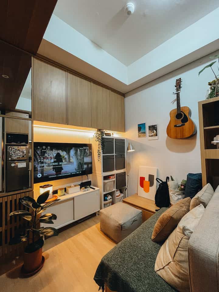 Back to the living room! 
Living room is always about the comfort. Pake bantal yang nyaman dan empuk, ga lupa tambahin bantal buat tatakan kaki sambil nonton netflix. Dengan ambience lampu yang warm dan beberapa dekorasi lukisan. Bagi aku ini adalah sebuah kemewahan. 

#livingroomstyling
#dekorlivingroom
#livingroommakeover
#tinyapartment