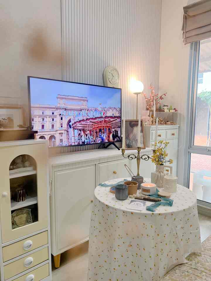 Ngeteh cantik di Livingroom menjadi jalan aku untuk bersantai dari rutinitas menjadi Ibu rumah Tangga yg semuanya mengurus sendiri , Livingroom Classic Vintage France di buat dengan warna senada butter yellow creamy dengan sentuhan warna" pernak pernik pastel agar livingroom nya tetap berwarna dengan sentuhan lampu warm white membuat kesan homie menjadi pilihanku untuk Living room ini #livingroomstyling #dekorlivingroom #livingroomakeover #ruangtamu #ruangkeluarga #homedecor #rumahkecil 