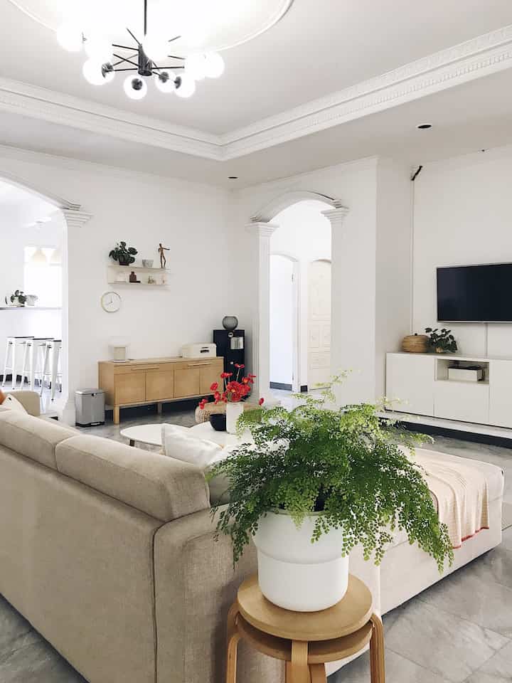 Bertahun-tahun ga banyak furniture yang berubah dari living room, hanya perintilan dekorasinya aja yang ganti-ganti. Akhirnya memutuskan buat pasang shelving system di dinding paling luas di ruangan ini. Open-shelves yang nantinya dipakai untuk pajang dekorasi dan barang-barang kesayangan. Baru pasang base-rail nya aja karena belum sempat ke ikea lagi buat beli ambalannya. Mudah-mudahan bisa lengkap secepatnya.

#livingroomstyling #dekorlivingroom #livingroommakeover #midcenturymodern #ikeahome #openspacehouse #livingroom
