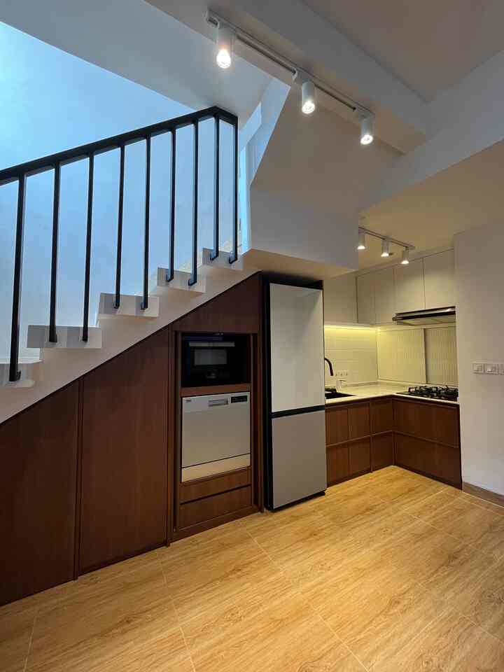 Salah satu furnitur custom yg sangat-sangat di pikirkan 😍 bahkan nyari vendor aja hati-hati banget.. ga mau sampai zonk!

Semua kabinet dibuat menyesuaikan kebutuhan dan kebiasaan kami.. inspirasinya dari mana, dari banyak plaform sih.. sama brainstorming dengan pasangan.


#MyDreamKitchen #IdeDekorDapur #DapurEstetik #KitchenJapandi #JapandiKitchen #Minimalist #Japandi #RumahMungil