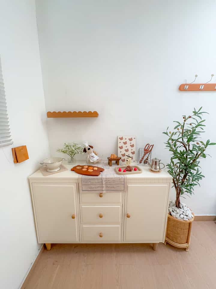 Aku suka menggonta ganti bagian ruanganku. Dan ini tempat yang biasa ku gunakan sebagai simpel kitchen karna tidak punya kitchen set 😆

Ku menggunakan lemari kabinet biasa dan diatasnya didekor se mood nya aku 🫣


#Mydreamkitchen #idedekordapur #dapurestetik #idedekorruangan #roominspo #kitchen #kitchenroom #kitcheninspo #koreankitchen 