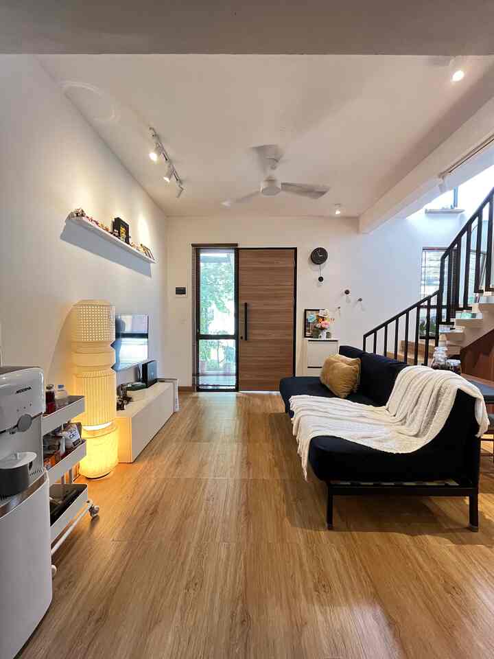 Ini cara kami mendekor ruang tamu.. sesekali dikasih selimut hangat 😍 selain untuk dekor, bisa dipakai juga pas lagi kedinginan.

#livingroomstyling
#dekorlivingroom
#livingroommakeover
#dekorasiruangtamu 
#kibouichilivingroom
#RumahMungil