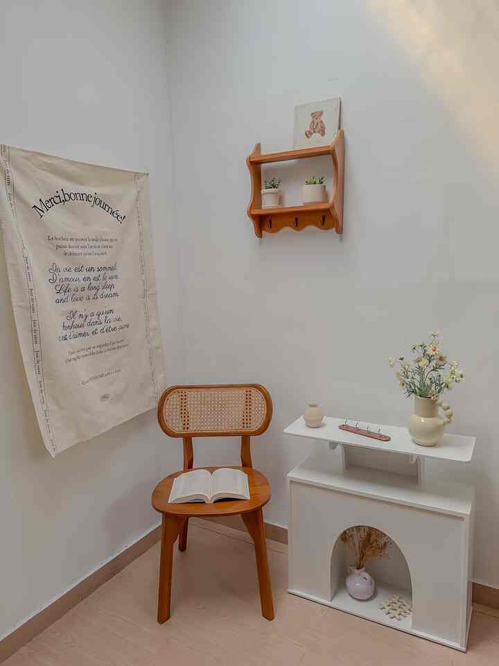 Diruanganku tidak punya living room, tapi disini lah tempat ku bersantai🤍

#livingroomstyling #dekorlivingroom #livingroommakeover #roominspo #readingcorner 