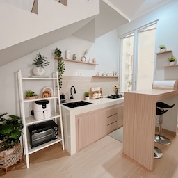 Mini kitchen dirumah.shacca
Ukuran dapur ini hanya 2meter
Agar terkesan bersih dan rapi, setiap selesai menggunakan peralatan dapur, langsung dibersihkan dan ditata kembali.
Aku juga menggunakan warna senada yg terang agar dapur lebih terlihat luas.
#mydreamkitchen
#idedekordapur
#dapurestetik
#inspirasidapur
#dapurminimalis
#inspirasidapurmungil