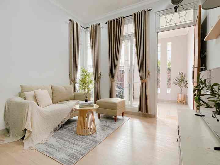 Living Room dirumah.shacca di 2mode , siang dan malam 🤗

Konsep livingroom dirumah.shacca adalah open space, supaya terkesan lebih luas dan lapang, kami meminimalisir barang yg besar, dan menggunakan lantai vinyl agar ruangan terkesan lebih luas dan lapang dengan perabotan yg senada🤗

#livingroomstyling
#dekorlivingroom
#livingroommakeover
#inspirasilivingroom
#minimivingroom
#inspirasilivingroomminimalis