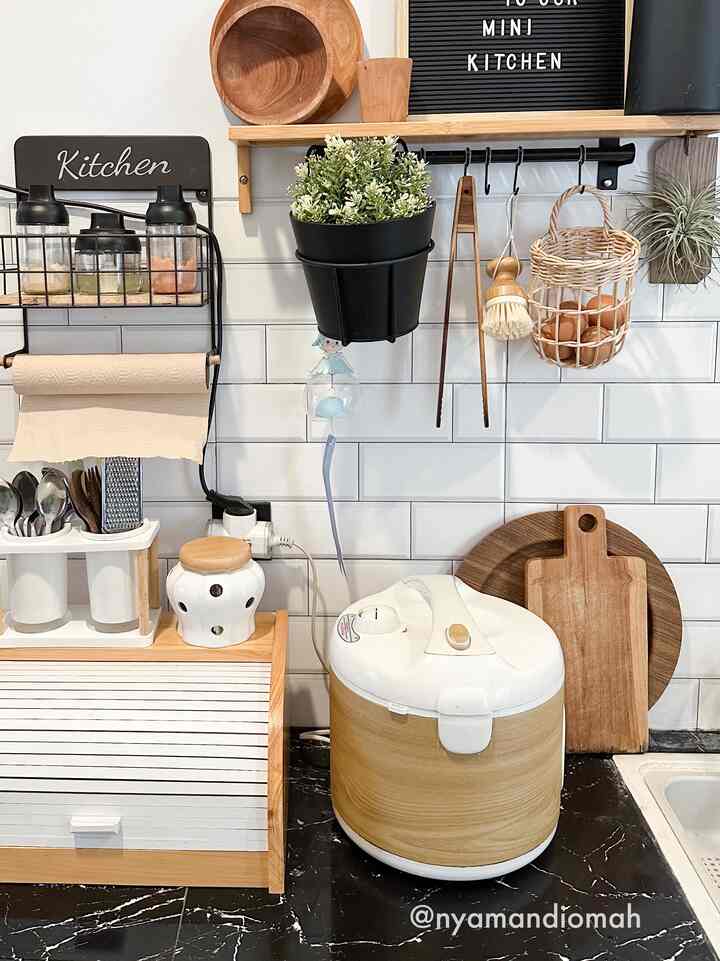 Ada pernak-pernik baru di dapur ini 🍄 🍄
(swipe to see them)

Meskipun dapur ini bisa dibilang bukan representasi dari “my dream kitchen”, aku tetap bersyukur bisa memiliki dapur mungil dengan printilan yang lucu-lucu, sesuai kebutuhan sekaligus sebagai dekorasi.

Contohnya, pajangan ceramic mushroom ini, tidak hanya berfungsi sebagai dekorasi, tetapi juga berfungsi sebagai mug dengan tutup, dan satunya lagi yaitu sebagai wadah salt & pepper shaker. 

Semoga memiliki dapur impian dengan set kabinet tertutup yang rapi, organized sekaligus estetik bisa segera diwujudkan di rumah ini segera ya.. Aamiin.

#nyamandiomah #MyDreamKitchen #IdrDekorDapur #DapurEstetik #minikitchen