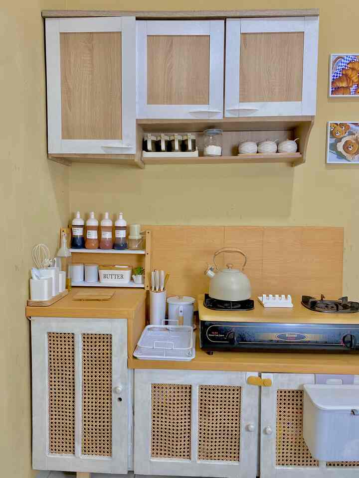 Dapur sederhana rumahrantau yang masih terus di upgrade 🤍, siapa disini yang ngga tahan kalau udah liat printilan dapur yang lucu lucu pasti di tumpuk di keranjang 😁

Semoga bisa jadi inspirasi buat rumah yg space nya terbatas yaa 🤍✨

#MyDreamKitchen
#IdeDekorDapur
#DapurEstetik
#DapurRumahRantau
#DapurMinimalis