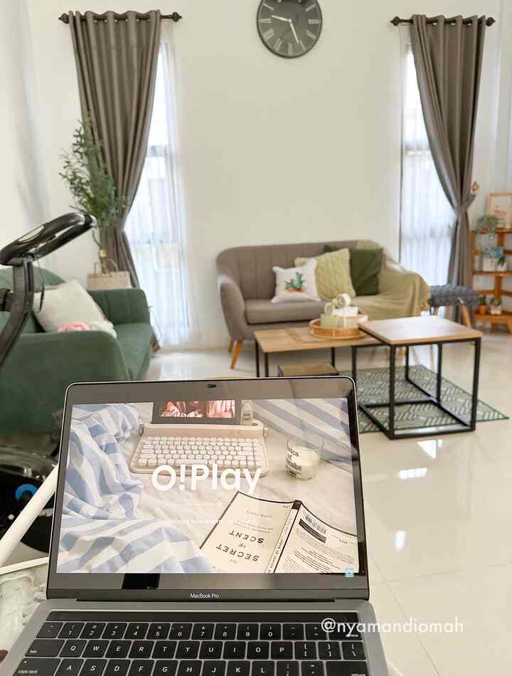 Dalam styling ruang ramu, aku suka mengganti meja (contoh di slide 1&2 menggunakan meja yang berbeda dengan slide 3&4).

Bisa juga dengan menambahkan mini karpet di bawah meja dengan warna yang satu tema dengan ruang tamu. Selain itu, aku suka menambahkan tassel throw blanket pada sofa ruang tamu, dan mengganti sarung bantal dengan bahan / motif yang berbeda untuk mengubah suasana seketika✨

Semoga menginspirasi!🍃

#nyamandiomah #livingrokmstyling #dekorlivingroom #livingroommakeover #livingroomdecor #dekoruma 