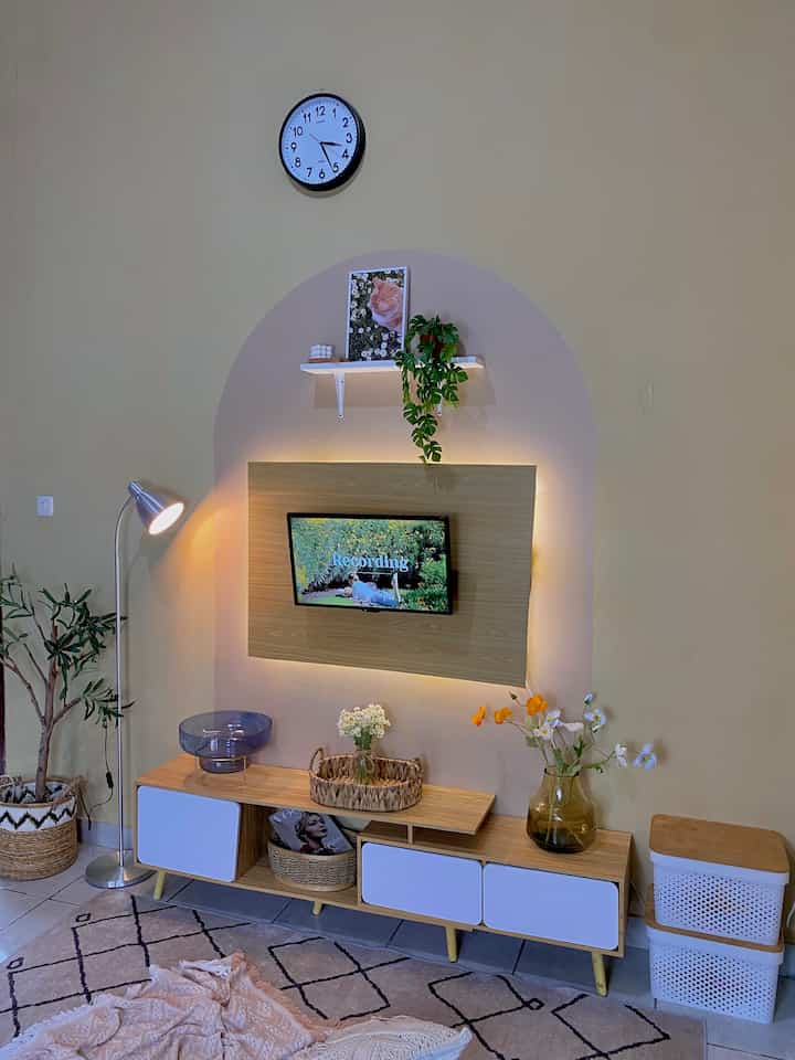 Living room yang open space jadi nyambung sama ruang tamu sekali masuk rumah terliat semua dari ruang tamu ,tv,dapur 😁 
Btw kita tinggal di asrama yaa jadi furniture dan printilannya semua lowbudget dan hasil diy 😍✨

#livingroomstyling
#dekorlivingroom
#livingroommakeover
#livingroomrumahrantau