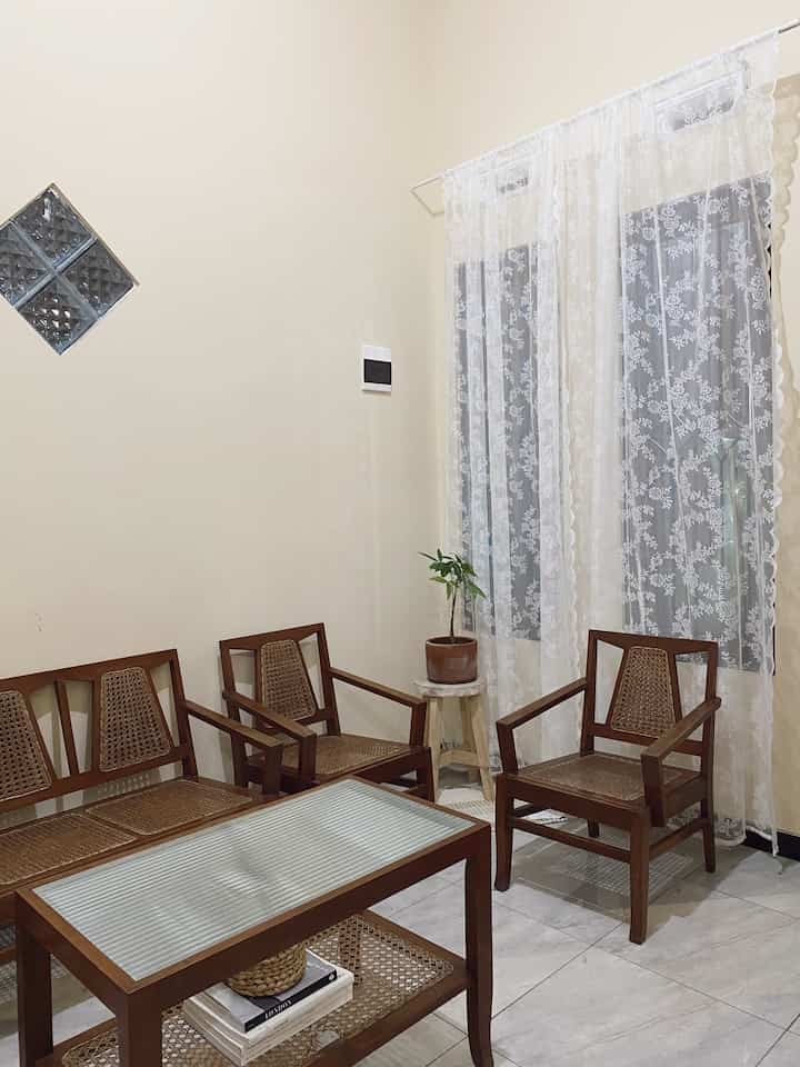 Sebenernya pingin banget nyiptain mood vintage di ruang tamu, tapi jujur bingung mulai dari mana. Karna ruangannya kecil, banyak barang kok sempit untuk mobilitas, tp dikit barang jadi aneh. Sementara gini dulu sambil mikir kudu diapain biar makin cakep 😄

#livingroomstyling
#dekorlivingroom
#livingroommakeover
#vintagelivingroom