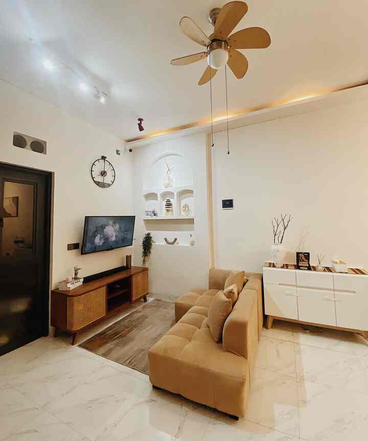 Penataan Dekorasi dengan tema Japandi menjadi inspirasi utama ruangan ini. Dengan campuran estetika dari style tropikal, ternyata cocok2 aja jika disandingkan 😆✨ .. 

Bisa dilihat kami sengaja memilih sofa yang rendah agar tetap down to earth sesuai tema Japandi sendiri. Namun dekorasi di dinding kami menambahkan elemen batu dan penambahan daunan hijau agak rumah tetap fresh dan estetik di waktu bersamaan

#livingroomstyling
#dekorlivingroom
#livingroommakeover
#japandistyle
#griyanagari
#Skandinavian
#TropikalJapandi