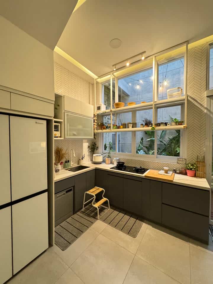 Dari dulu aku lebih suka dapur yang luas, terang dan terbuka daripada dapur yang diumpetin, hehe. Yes, this is my dream kitchen, dengan jendela besar ke pemandangan taman samping.

menurutku dapur ini ukurannya cukup, tidak kecil tapi juga tidak besar membuat leluasa ketika masak sambil menemani anak bermain di ruang keluarga sebelahnya. 

Dapur didekor berwarna monokrom abu putih, dengan sedikit sentuhan kayu dan rak gantung serbaguna warna putih.

Untuk lighting kami lebih sering memakai lampu strip di ceiling dan lampu tembah warna warm white yang hangat dan bersahabat.

#MyDreamkitchen #IdeDekorDapur #DapurEstetik #RumahSemak #modernkitchen 

