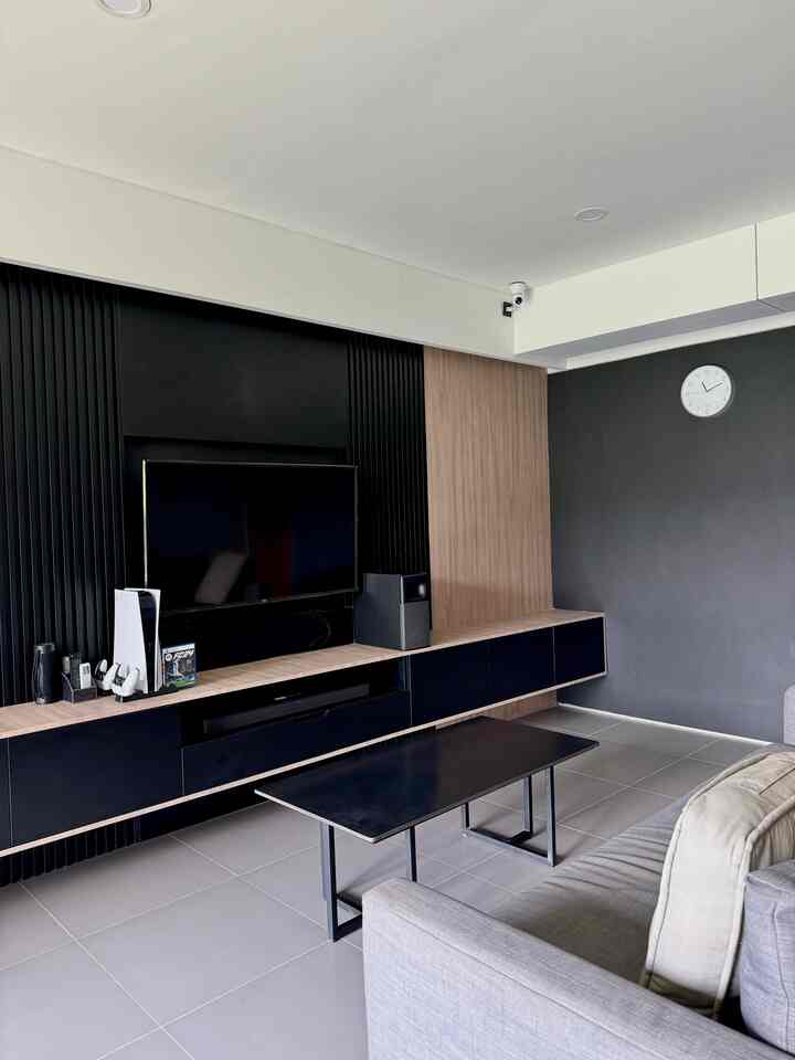 Welcome to our living room!

Sebenernya kita tidak punya ruang tamu yang memang khusus untuk tamu. Jadi ini area keluarga & tamu menyatu. Seringnya kalau ada tamu kita ngobrolnya di dining room / dibalkon😁

Tapi ini salah satu ruangan favorit kami. Kami suka movie night disini. Ambiencenya sangat hangat sekali. Ada LED strip yang memberikan kesan mewah jika semua lampu dimatikan

Dari awal kami ingin tema rumah ini seragam. Black interior🖤

#livingroomstyling
#dekorlivingroom
#livingroommakeove