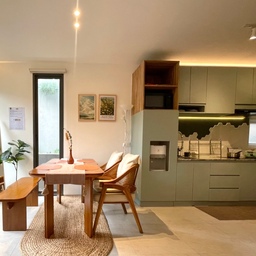 Sebetulnya kalau rajin browsing ohouse, pasti nemu banyak bangettt inspirasi rumah cakep. Seperti dapurku ini, printilan dapur ini banyak sekali yang terinspirasi ketika scrolling di aplikasi ohouse, mudah tinggal klik dan voila, barang2 dapurku jadi lucu semua #MyDreamKitchen #IdeDekorDapur #DapurEstetik