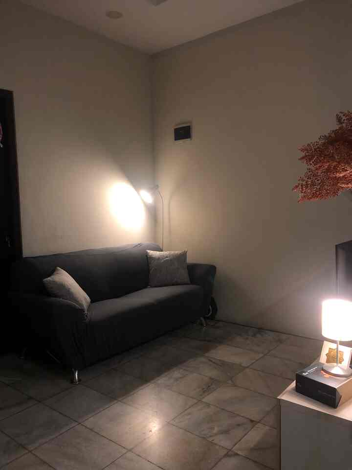 Aku pikir ruang tamu dibikin mengecil gini bakal mempermudah aku buat styling, ternyata makin pusingggg🤣
Apakah sudah saatnya kembali ke layout awal? Menurut tetangga gimana nih? 

#livingroomstyling
#dekorlivingroom
#livingroommakeover 
#inspirasiruangtamu
#dekorasiruangtamu
#livingroominspiration
#livingroomdecor
#ruangtamuminimalis