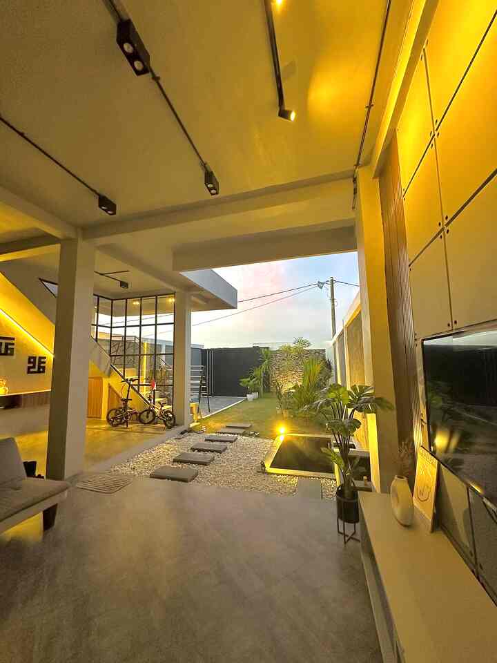 Tempat ini menjadi tempat favorit  kami bersantai bersama keluarga, dengan view taman . Sengaja kami tdk membangun full rumah ini berawal dari keinginan anak-anak yg mau punya halaman untuk bermain 🥰🫶

#livingroom
#rekomendasilivingroom
#idelivingroom
#industriallivingroom
#recommendedalivingroom