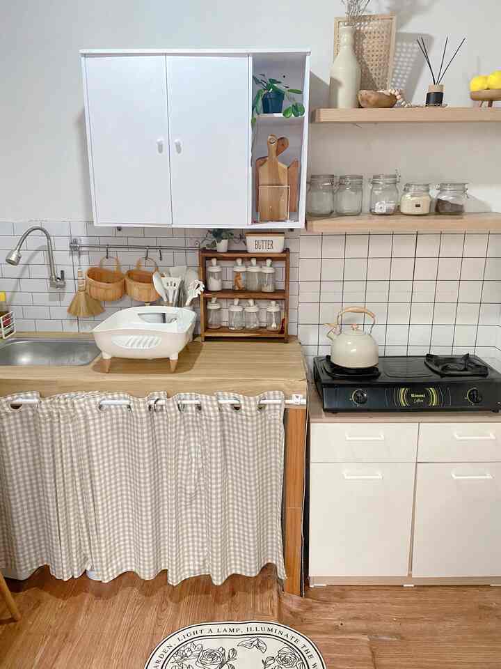 Haloo haii tetangga online
Selamat datang di dapur rumah dinas adiba. Sebenernya my dream kitchen itu ga harus punya kitchen set tapi bisa di tata dan di dekor secantik mungkin tapi tetap mengedepankan aspek fungsional. Contohnya kayak ambalan di atas kompor ini. Before after nya pun jadi kelihatan beda bgd ya. Ambalan yg terdiri dari 2 tingkat dengan panjang 80 cm ini aku taruh printilan toples kopi, gula, teh dan tak diatasnya aku taruh diffuser agar dapur selalu wangi tapi jg estetik karna botolnya jg masuk ke dalam tone rumah aku ☺️☺️

Beberapa printilan yg lain aku tambahkan seperti rak bumbu bahan kayu jati, sutil warna white and wood dan teko siul estetik ala koreyaa ini makin membuat cantik dapur rumah aku 
#MydreamKitchen #Idedekordapur #dapurestetik #dapurmungil #inspirasidapurmungil #dapurkorea