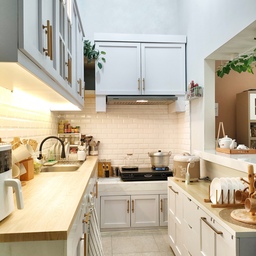 •Dream Kitchen•
Transformasi dapur ini menuju "idaman" tentu saja masih terus diusahakan, namun mengubah toptable dari granite menjadi wooden, dan memenuhi dapur dengan printilan bernuansa white-wood adalah hal yang paling Aku idamkan selama mengenal dunia dekor.
Ide membeli printilan itu biasanya dari Pinterest, dan biasanya hanya membeli barang yang benar-benar dibutuhkan itupun dengan budget yang sudah ditentukan.
Buat Teman-teman yang sedang mengusahakan Dapur Impiannya, pertama-tama tentukan "Tema & Tone" agar ada patokan khusus dalam mendesain dan memilih printilan dapur 🫰🏼
#MyDreamKitchen #IdeDekorDapur #DapurEstetik #WhiteWoodKitchen #AmericanClassicKitchen #DapurSegaris #DapurMungil