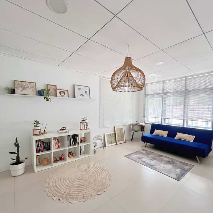 Di living room ini sebenernya aku ga pengen banyak nyimpen barang, walaupun ruangannya lumayan luas. Tapi tetep pengen minimalis. Dengan sofa 3 sat, rak buku dan sedikit dekorasi vintage, udah terasa cukup untuk living room ini.
Furniture” yang ada di living room aku dapat di beberapa toko home&living. Seperti IKEA, informa dan tempat barang loak. 

#livingroomstyling #dekorlivingroom #livingroommakeover #livingroom #homedecor #rumahantik #homeandliving