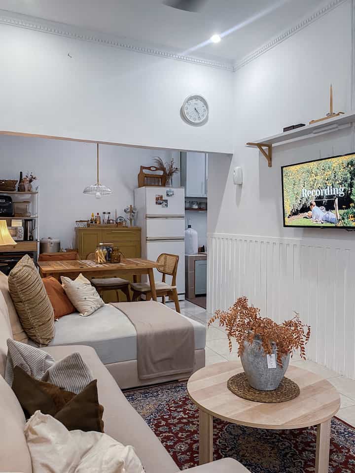Karna aku adalah tipe orang yg betah dirumah jadi aku buat setiap area rumah senyaman mungkin, walaupun masih berproses 🤭 salah satunya adalah ruang tamu ini. 

Makin kesini semakin makin banyak bgt inspirasi ruang tamu, tapi tetep yg paling aku suka ruangan dengan warna neutral, aksen kayu, vintage, dan sebagainya jadilah aku styling ruang tamuku seperti ini.

Semoga menginspirasi🫶🏻
#livingroomstyling
#decorlivingroom
#livingroommakeover
