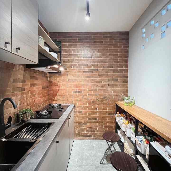 2 dapur berdempetan dengan 2 konsep berbeda, yg satu industrial dan satu nya minimalis. 

sama sama kitchen set kita beli dari brand ikea, pemasangannya mudah dan tentu saja bisa di cicil 🫰🏻

Untuk dapur operasional (industrial) kita build belakangan karena kita baru sadar kalau kita ga cuma butuh dapur bersih tp operasional pun jg harus punya. 

#Mydremakitchen #idedekordapur #dapurestetik #dapurminimalis #kitchen