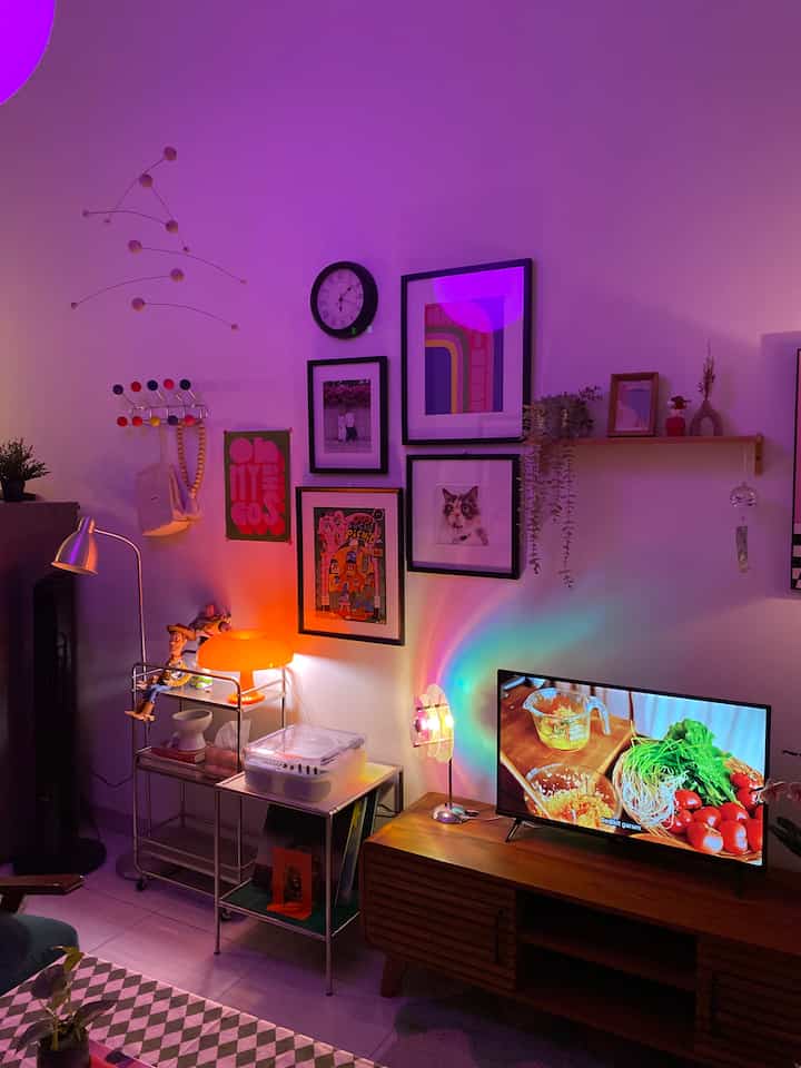 Kunci styling ruang tamu, khususnya saat malam hari sepertinya pada lighting 💡

Ruang tamu kami mencoba menghidupkan suasana yang futuristik dan artsy dengan menempatkan sejumlah mood lamp di beberapa sudut 🏮

Jangan lupakan sejumlah ornamen dekorasi yang menjadi ciri khas ruang tamu yang menyenangkan, misalnya vinyl player untuk mendengarkan musik, mainan koleksi, hingga poster dan foto berbingkai yang disusun acak 💫

#livingroomstyling #dekorlivingroom
#livingroommakeover #midcenturymodern #depok #ruangtamu #moodlamp


