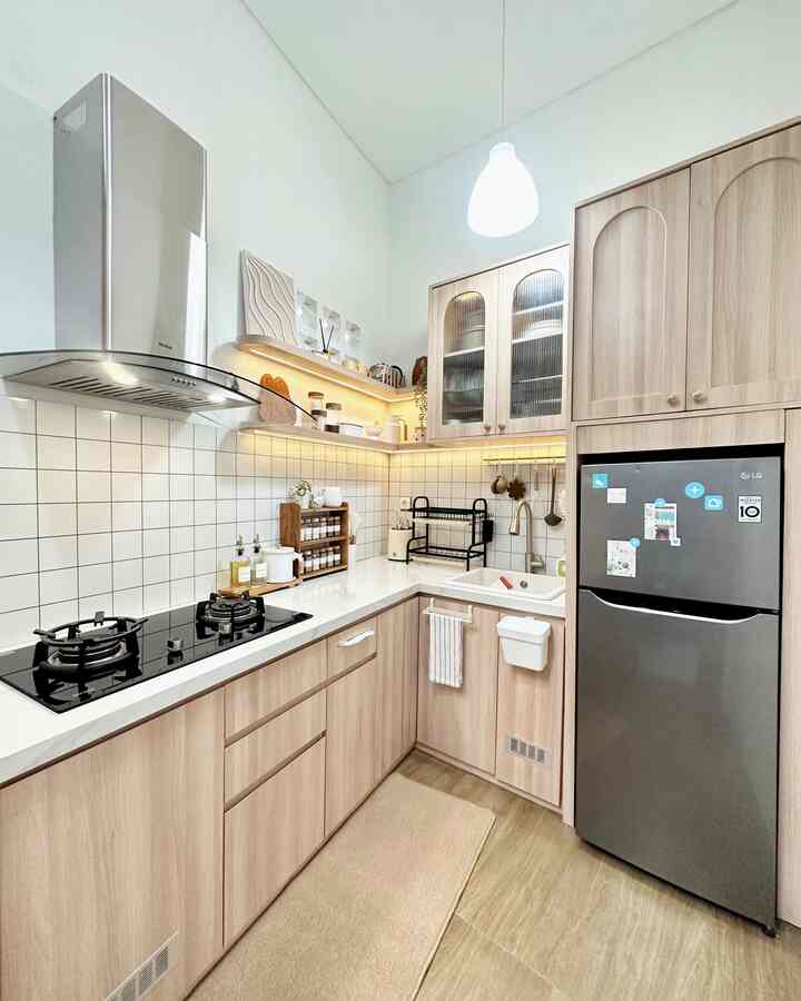 Proses mewujudkan dapur impian kami. Dapur ini tidak langsung jadi seperti sekarang. Butuh waktu beberapa tahun untuk mewujudkannya. Dari yang awalnya dapur cor tanpa kabinet, kemudian kami renov dengan dapur yang baru ada kabinet bawahnya aja. Setelah menabung lagi, baru lah kami melengkapi kabinet lainnya. Untuk isi dan dekorasinya pun dimiliki secara bertahap juga. Makanya kami sebut dapur ini adalah dapur tumbuh 🤍 

#MyDreamKitchen #IdeDekorDapur #DapurEstetik #DapurTumbuh 