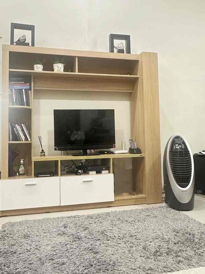 Karena rumah kami ada 2 konsep dan yg ini bangunan lama , tempat ini juga kami jadiin sebagai area kumpul untuk menonton bersama keluarga yg sebentar lagi akan kami renovasi. Simple tapi banyak kenangan ditempat ini mulai anak2 msh kecil area ini selalu jadi tempat mereka untuk bersantai ❤️
#idelivingroom
#livingroom
#dekorasilivingroom
#home
#rekomendasilivingroom
