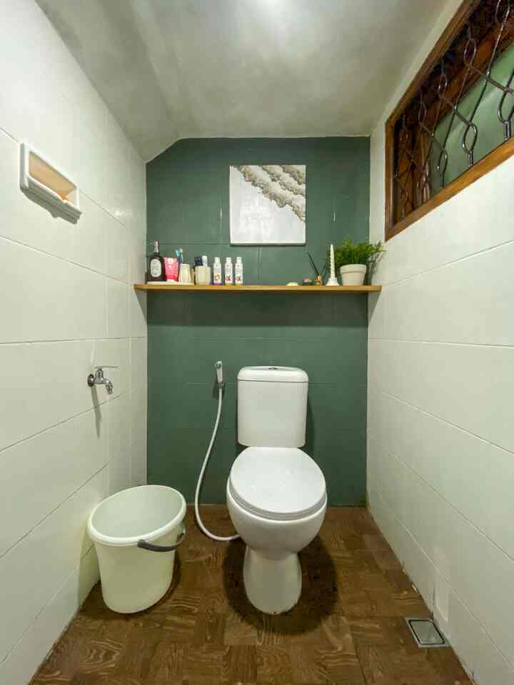 Mendekor Kamar Mandi Mungil di Bawah Tangga

Kamar mandi ini hanya berukuran 1,2x2m saja. Karena ukurannya yang mungil ini aku ingin memberikan kesan luas dengan penggunaan warna putih, serta kombinasi warna hijau yang tentunya sesuai selera orang tuaku. Sedangkan warna darkwood sendiri diambil berdasarkan warna kusen jendela & pintu aluminium existing. 

Sehingga dekorasi yang dipilih pun menyesuaikan dengan ketiga warna tersebut ditambah unsur material aluminium agar selaras. 

Aku menambahkan rak gantung berwarna darkwood pada focal point kamar mandi yang selain memberikan harmonisasi ketiga warna tersebut, rak ini berfungsi untuk meletakkan perlengkapan mandi. Agar lebih manis, aku meletakkan beberapa dekorasi seperti artificial plant, reed diffuser, dan lilin. Selain itu untuk tempat sabun aku menggunakan model pump kaca dengan alas semen terrazzo agar ada vibe hotel dikit😂 Semua dekorasi ini aku beli di Shopee dan Tokopedia.

#bathroomstyling #dekorbathroom #bathroommakeover #kamarmandi #renovasikamarmandi #lowbudget #Bekasi #livewithparents