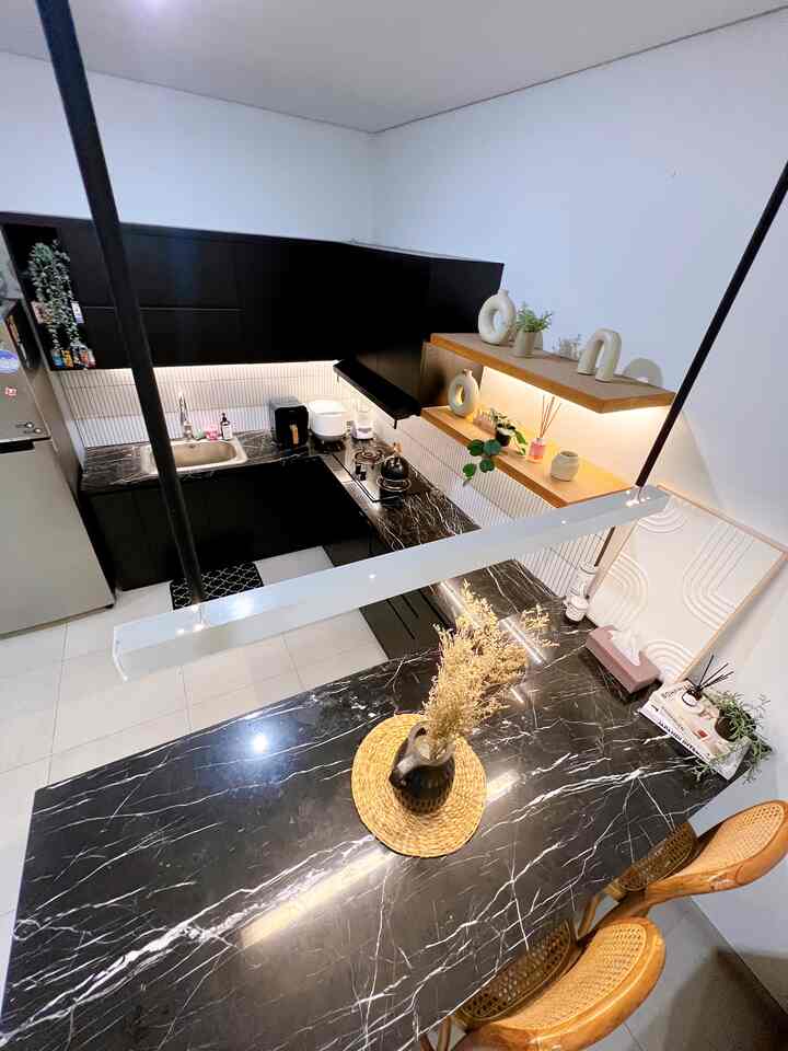 .Dream Kitchen.

Hello Sahabat Ohouse!

Postingan ini aga laen karena di slide 2 ada foto dapur sebelum make over,,
Masih warna warni,ga ada tema,jangankan di dekor,peralatan dapur ga ada yg punya ‘rumah’,,
Semua diumpetin bawah meka dapur,,

Alhamdulillah skrg udh lebih rapih, barang-barang udah punya ‘rumah’ masing-masing, sedikit2 dikasih perintilan biar makin estetik,,

Semua prosesnya ga mudah dan bertahap,,
Sampe sekarang masih terus belajar buat bikin dream kitchen 🤍

#MyDreamKitchen
#IdeDekorDapur
#DapurEstetik
#DesainDapur
#InspirasiDapur
#DapurMinimalis