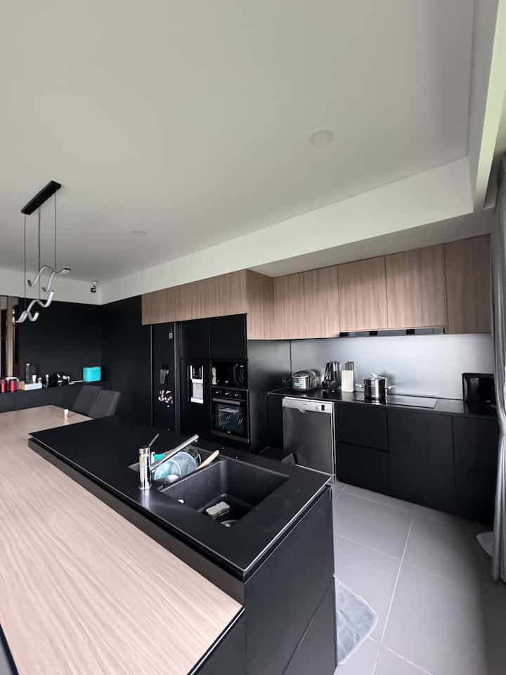 Perjalanan renovasi dapur kami sangatlah panjaaang. Dari yang galau untuk menentukan tema sampai akhirnya jadi juga

Dapur kami sebelumnya masih bawaan developer yang berada di luar taman. Sangat rentan kena binatang & tidak higienis

Kenapa pilih black kitchen? Agar tidak mainstream😅 dan sesuai dengan selera kita. Walau bersihinnya lumayan harus setiap hari dilap! Haha

Untuk pembagian budget ada di kitchen set sendiri & elektronik dapur. Jadi dari awal harus buat keputusan apakah elektronik dapur mau di upgrade / tidak. 

Sekarang dining room ini jantung dirumah kita karena selalu banyak aktivitas yang dilakukan disini🖤

#MyDreamKitchen
 #IdeDekorDapur 
#DapurEstetik
#dapurhitam
#blackkitchen