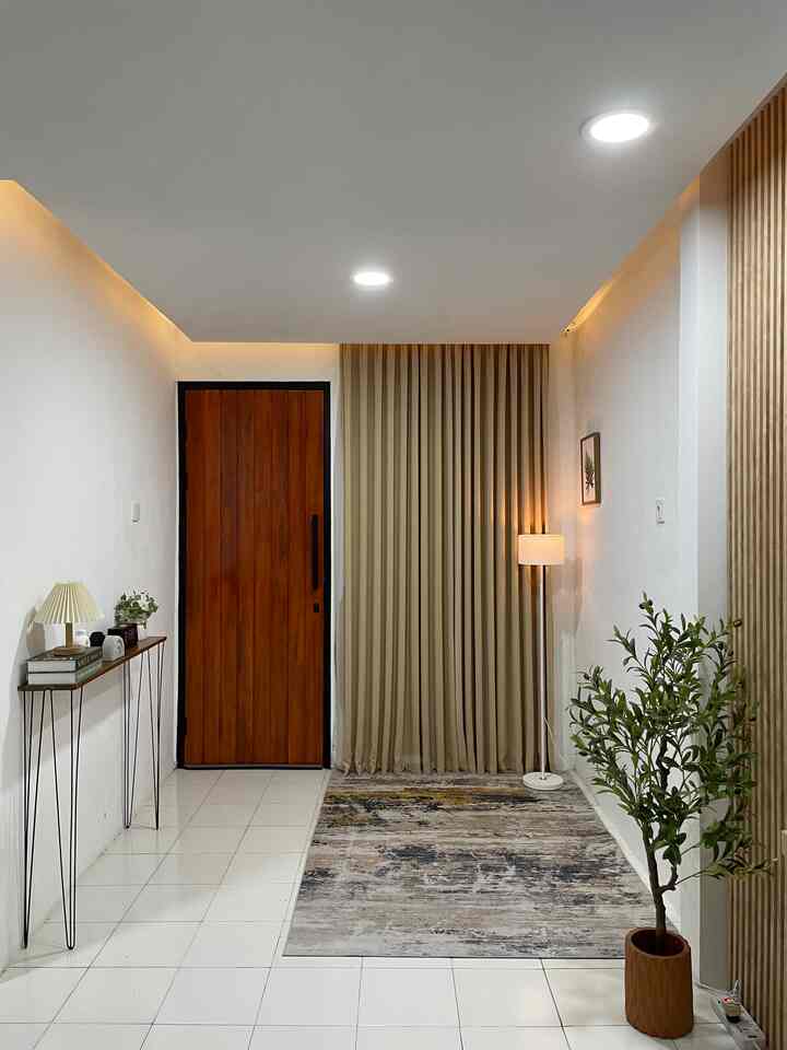 Inilah Living room dirumah kami yang kondisinya masih belum lengkap, status sofa masih dipesan beserta mejanya. Untuk sementara dipasang katpet agar tidak terlalu dominan putih pada lantainya, juga dilengkapi dengan dekorasi lampu lantai minimalis sesuai dengan konsep rumah ini. 
Terpasang meja foyer minimalis sebagai pelengkap dekorasi living room yang dilengkapi dengan hiasan dekorasi diatasnya. 

Buat yang penasaran bagaimana living room aku jika sudah terpasang sofa, jangan lupa follow akun ini dan ikuti terus setiap updatenya. Semoga terinspirasi 

#livingroomstyling
#dekorlivingroom
#livingroommakeover
#livingroomminimalis
#idealivingroon