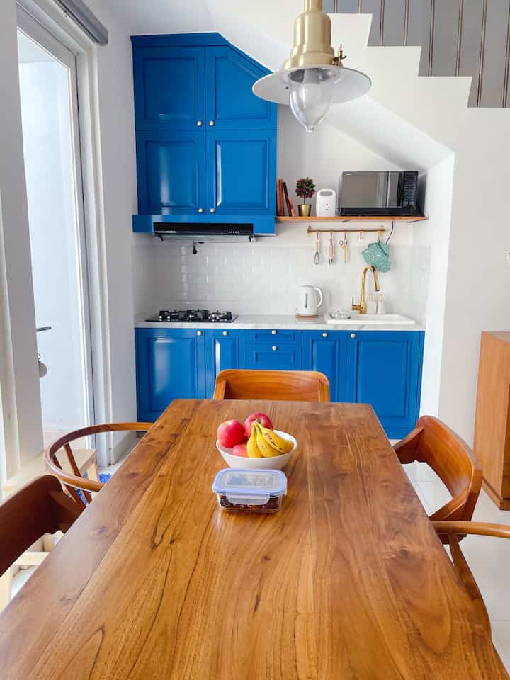 My dream kitchen sesuai tema minggu ini aku akan cerita sedikit awal mula adanya kitchen ini. Berawal dari dinding kitchen bawaan developer yg bocor sampai akhirnya memutuskan untuk membuat kitchen set dibawah tangga. Untuk detailnya pun benar benar di perhitungkan, karena kitchen ini kecil banget hahaha. Tapi ternyata kitchen ini yg membawa ku ke dunia homedecor. Makasih yah dapur biru hehehe

#MyDreamKitchen
#IdeDekorDapur
#DapurEstetik
#bluekitchen
#smallkitchen
#inspirasidapur
#dapurpinterest
#kitcheninspo