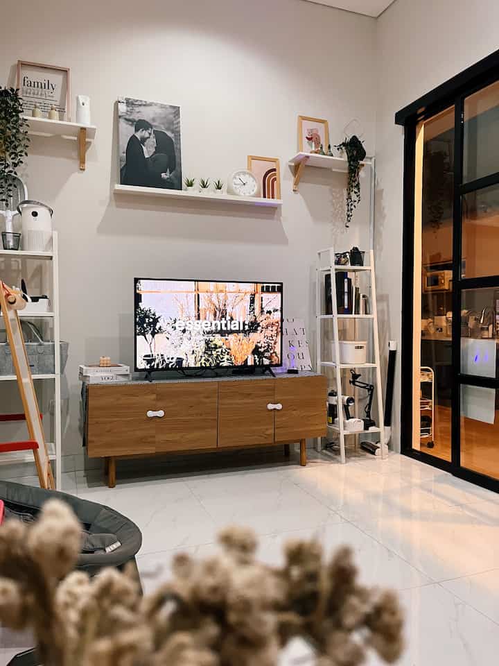 ✨ MINIMALIST LIVING ROOM✨ 
Minimalist living room adalah salah satu tahap pertama kami dalam menata rumah. Saat ini, bentuk seperti ini yg cocok buat kami. Simple but meaningfull and enough for us. 

Mari sesuaikan area living room sesuai dengan kebutuhan di masing2 rumah yaa. Semoga bisa menjadi inspirasi temen2, terutama untuk rumah baru seperti kami 🫶🏻

#livingroomstyling #dekorlivingroom #livingroommakeover