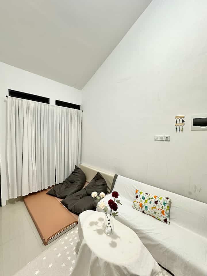 Living room yg saaaaangat minimalis. Benar-benar seadanya menyambut Lebaran nanti. Ada sofa jadul yg ditutupi dengan kain linen meteran lebihan dari kain gorden kami. All in white. Sangat sederhana. Dan masih jauh dari kesan estetik. Tapi semoga apapun yg berwarna putih akan memberikan kesan clean ya tetangga

#livingroomstyling
#dekorlivingroom
#livingroommakeover
#livingroomminimalist
#makeoverrumahsecond