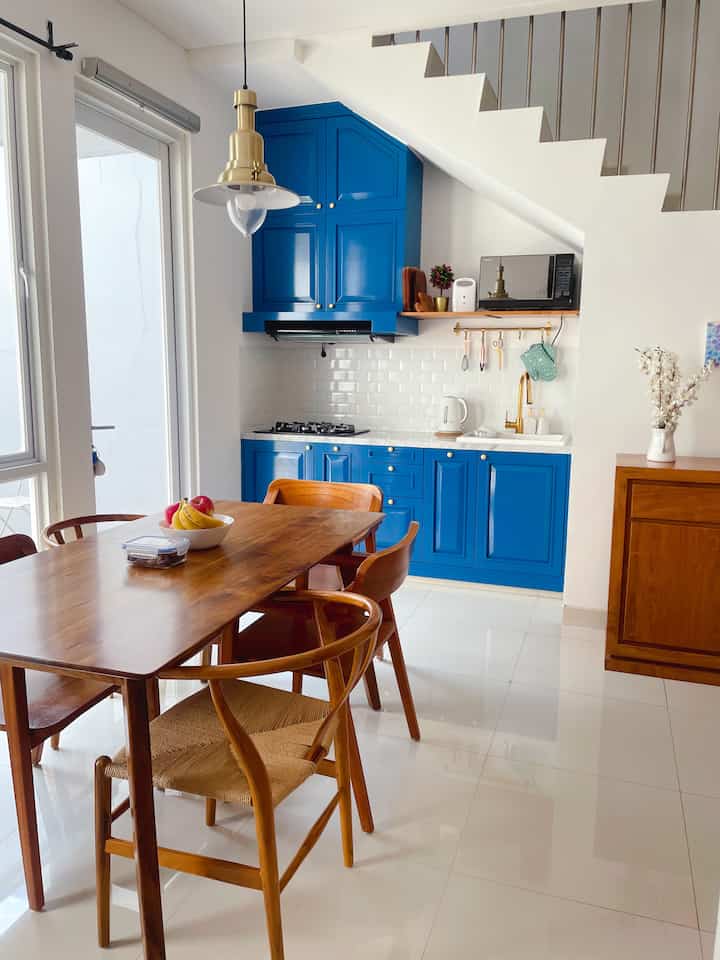 My dream kitchen sesuai tema minggu ini aku akan cerita sedikit awal mula adanya kitchen ini. Berawal dari dinding kitchen bawaan developer g bocor sampai akhirnya memutuskan untuk membuat kitchen set dibawah tangga. Untuk detailnya pun benar benar di perhitungkan, karena kitchen ini kecil banget hahaha.
Tapi ternyata kitchen ini g membawa ku ke dunia homedecor. Makasih yah dapur biru hehehe
#MyDreamKitchen
#IdeDekorDapur
#DapurEstetik #bluekitchen #smallkitchen #inspirasidapur #dapurpinterest #kitcheninspo